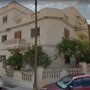 Corner Townhouse 1km From Habitación en casa particular